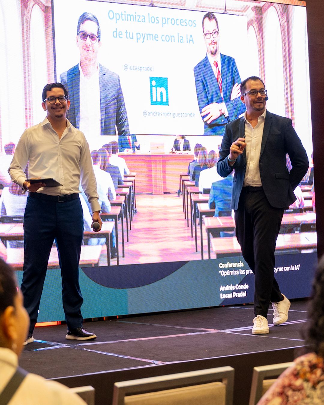 Lucas Pradel hablando en evento Crece.do sobre IA para PyMEs